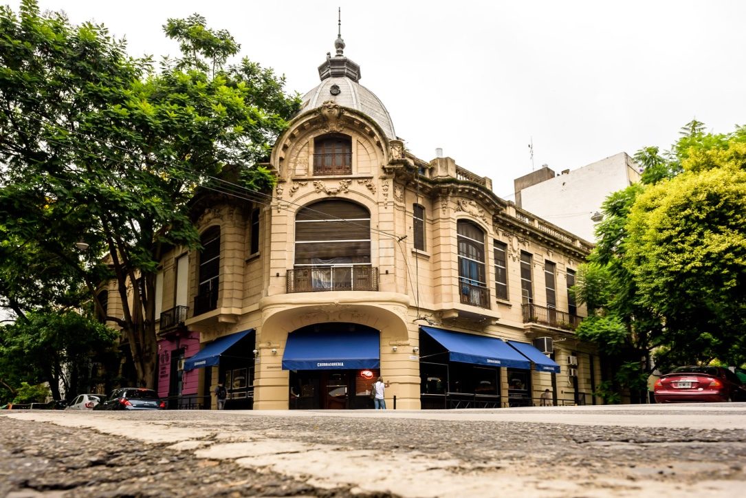 La esquina de Catamarca y Dorrego: el edificio de Churrasquería con sus toldos azules