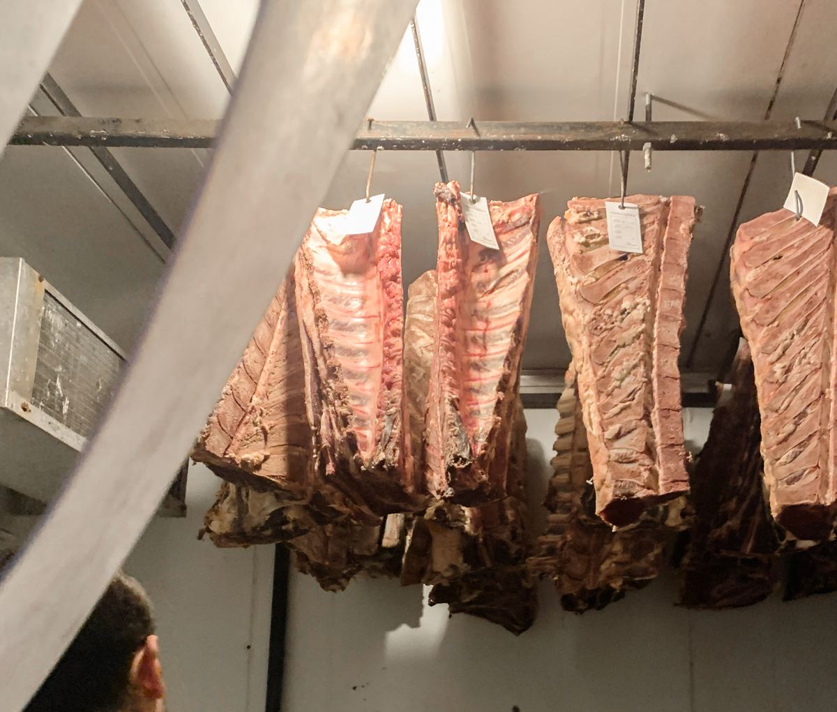 Costillares colgados en la cámara de maduración en seco de Churrasquería