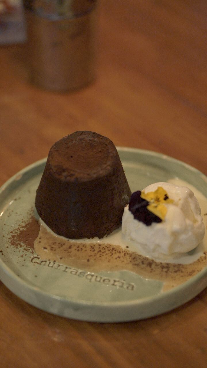 Volcán de chocolate con helado servido en plato de loza de Churrasquería