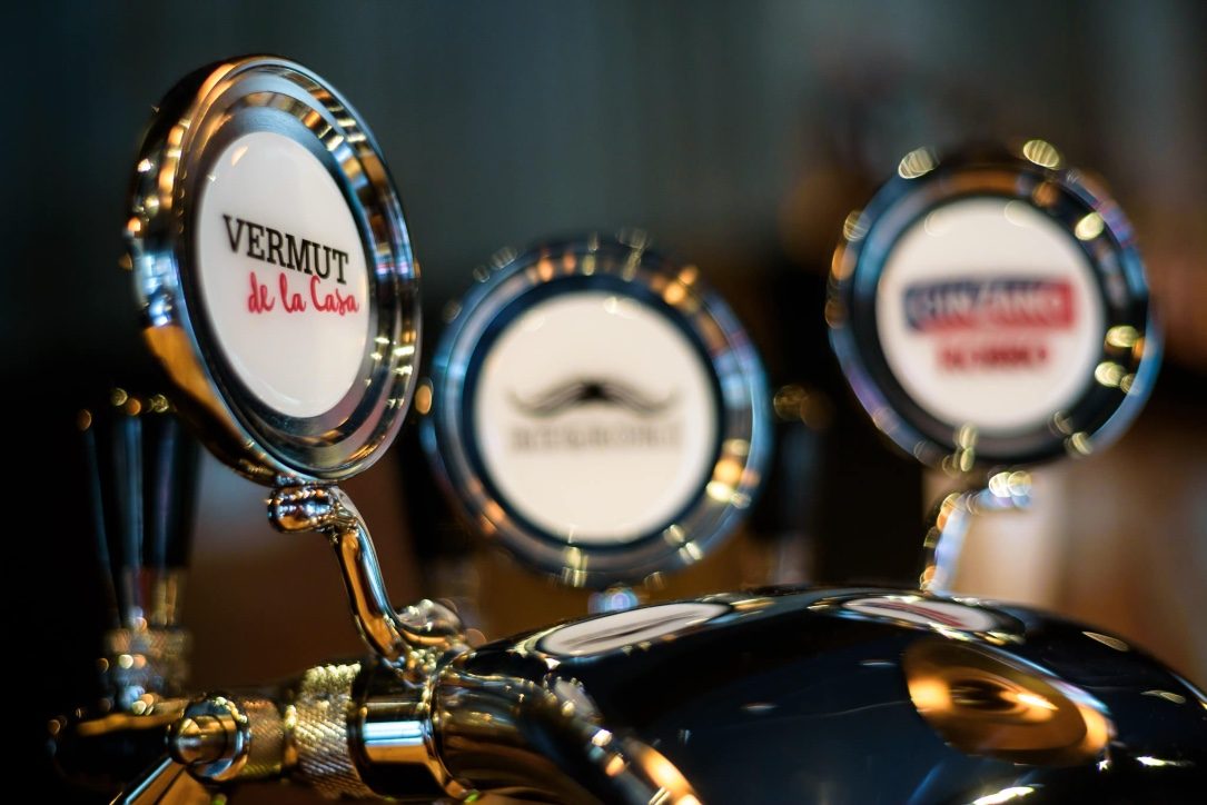 Las canillas del vermut de la casa en la barra de Churrasquería